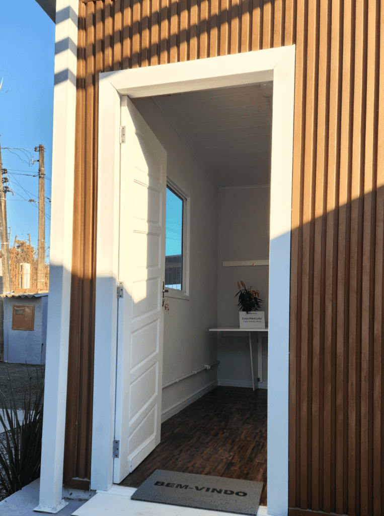 Casa FlexCubic Emergencial — implantação da unidade no terreno