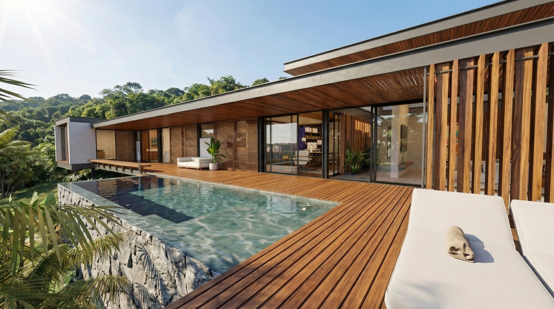 Residência com deck de madeira e piscina integrada à vegetação
